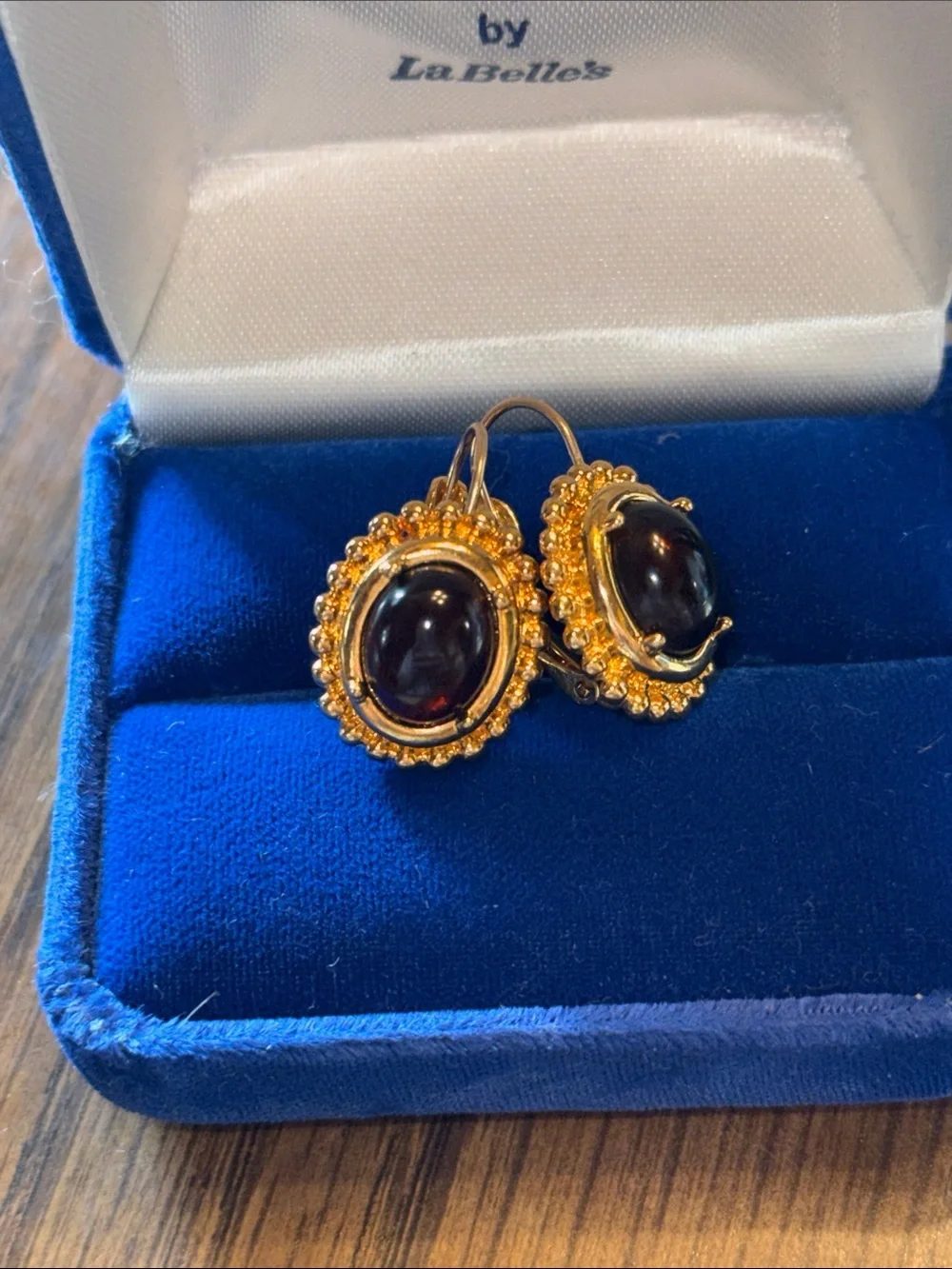 😍Vintage Monet Gold-Tone Oval Drop Earrings - Elegant Beaded Like Edge